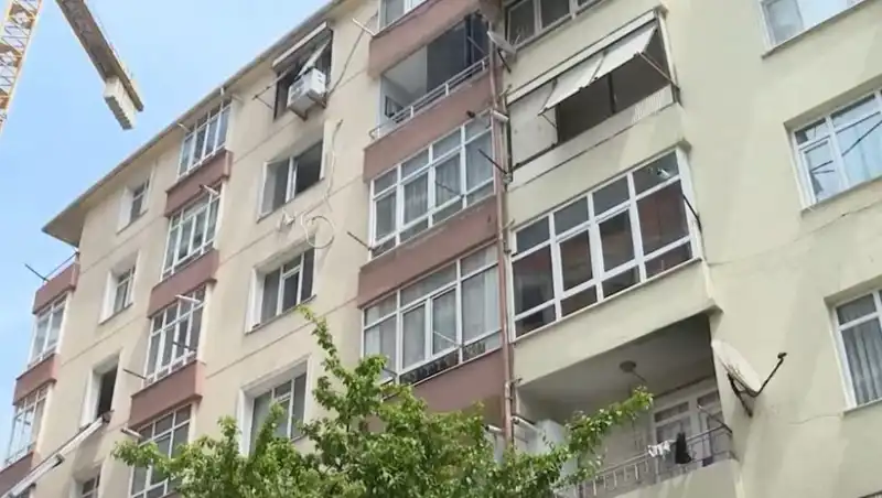 İstanbul'da Kolonları Patlayan 96 Dairelik Siteye Acil Tahliye Kararı