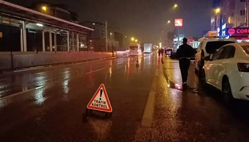 Bursa'da Kazadan Sonra Güvenlik Önlemi Alan Polise Kamyonet Çarpınca Ne Oldu?