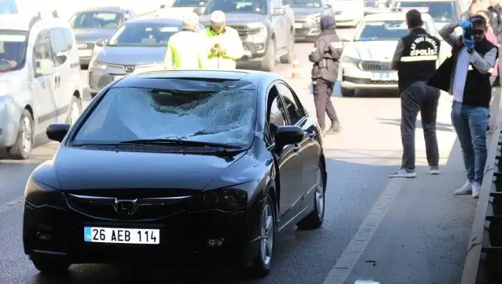 Polis Kimlik Sordu, Genç Adam Köprüden Atlayıp Arabaya Düştü