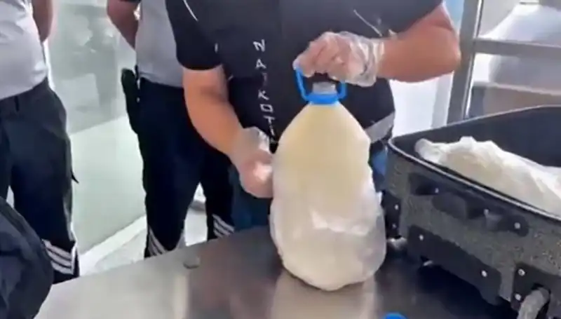 Havalimanında Süt Şişesinde 12 Kilo 800 Gram Uyuşturucu Ele Geçirildi