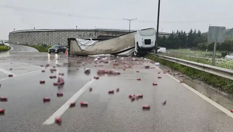 TIR Devrildi, Yola Saçılan İçkiler Trafiği Kilitledi!