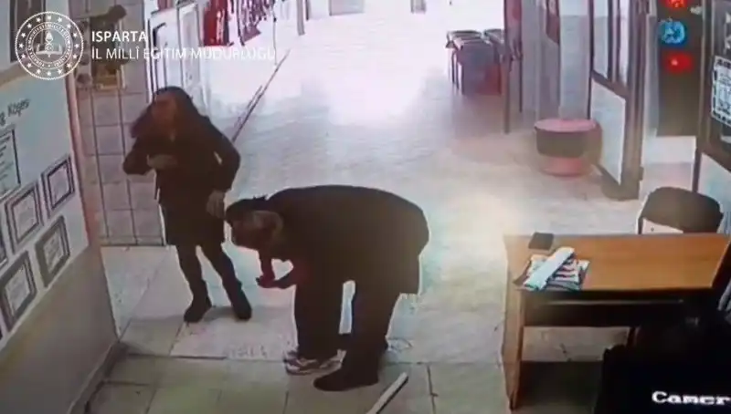 İlkokulda Öğretmen, Heimlich Manevrası ile Öğrencisini Hayata Döndürdü