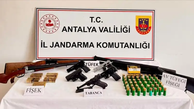 Antalya’da Ruhsatsız Silah Operasyonu: Yüzlerce Yasadışı Silah Ele Geçirildi