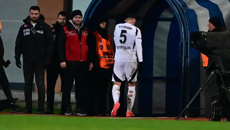 İki Maçta Kırmızı Kart Gören Tayyip Talha, Beşiktaş Taraftarlarından Özür Diledi