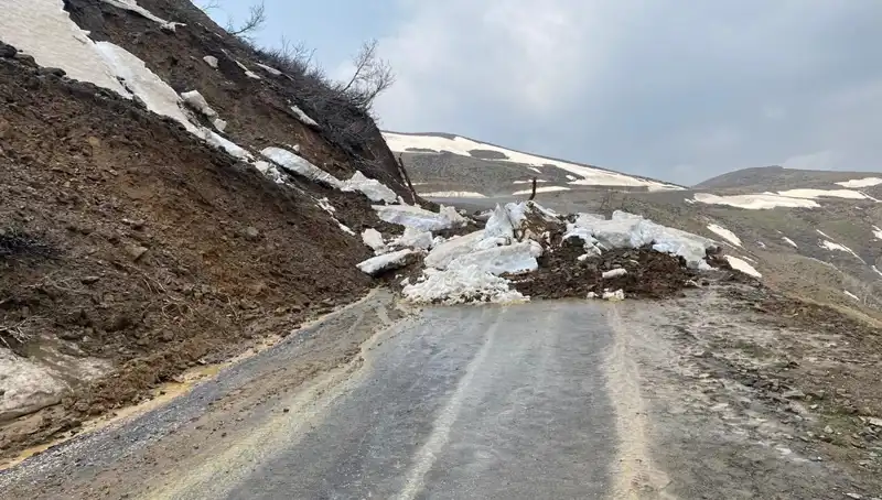 Muş'ta Heyelan Sonrası Kapanan Köy Yolu Ulaşıma Yeniden Açıldı