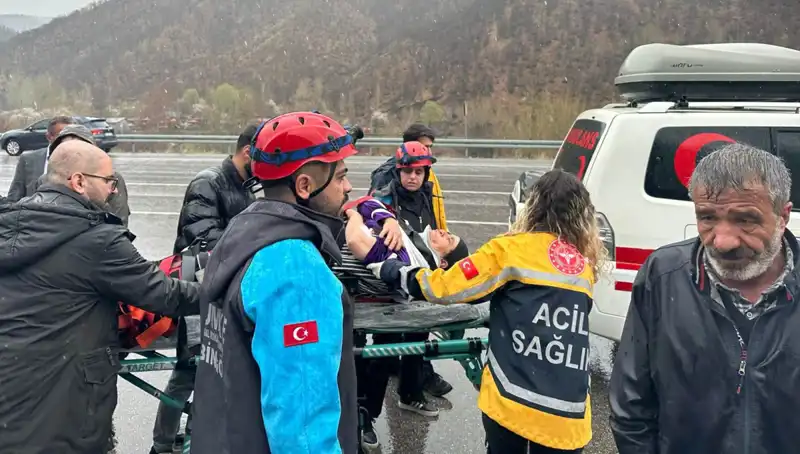 Otomobil İstinat Duvarına Çarptı: Korkutan Kaza ve Yaralılara İlk Müdahale