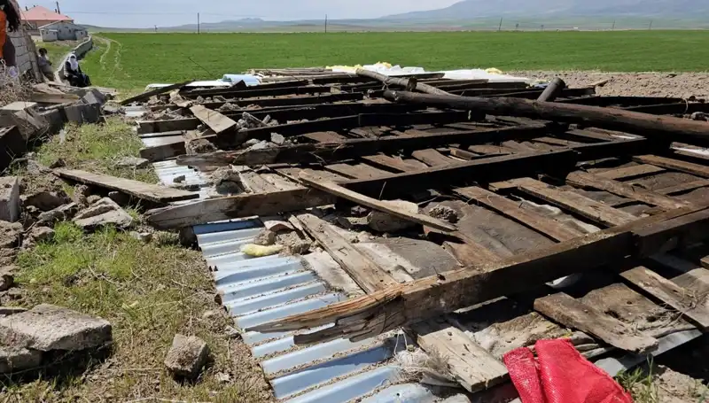 Bitlis'te Fırtına Hastalık Gibi Çatılara Zarar Verdi