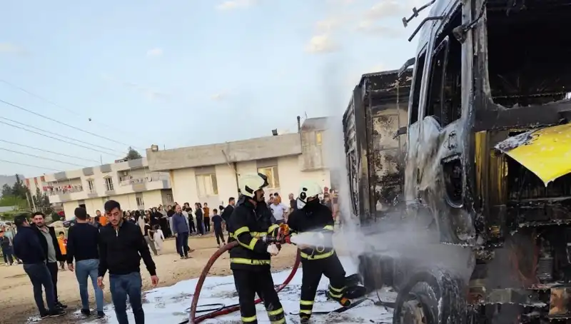 Park Halindeki İki TIR Kül Olurken, Alevlerin Dansı Görüntülendi