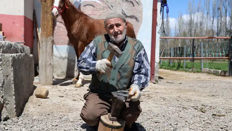 77 Yaşındaki Usta, 63 Yıldır Süregelen Tutkusu ile Göz Dolduruyor