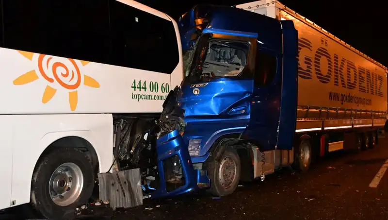 Tur Otobüsü Tırla Çarpıştı: Korkunç Kazada 13 Kişi Yaralandı