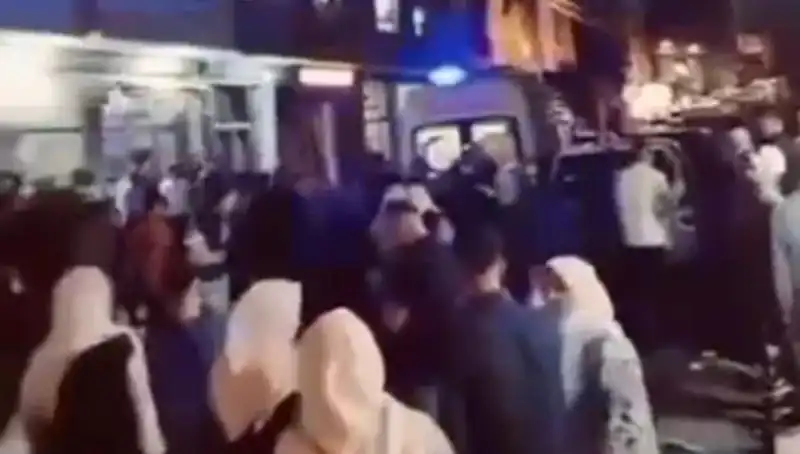 14 Yaşındaki Genç Kız Kader, Balkondan Düşerek Ağır Yaralandı