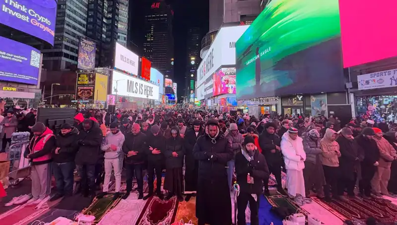 New York Times Meydanı’nda Tarihi Teravih Namazı: İslam Kültürü Bir Araya Geldi