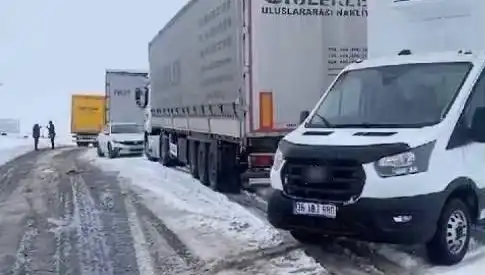 Kars-Ardahan Karayolu’nda Kar Yağışı TIR’ları Kara Sapladı, Yol Duranlar İçin Tehlike Arttı