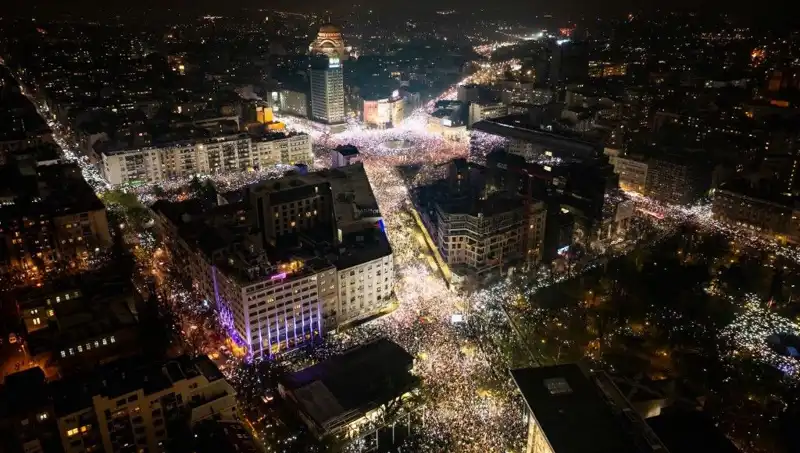 Sırbistan'da Öğrenci Protestoları: Belgrad Sokakları Direnişle Dolup Taştı