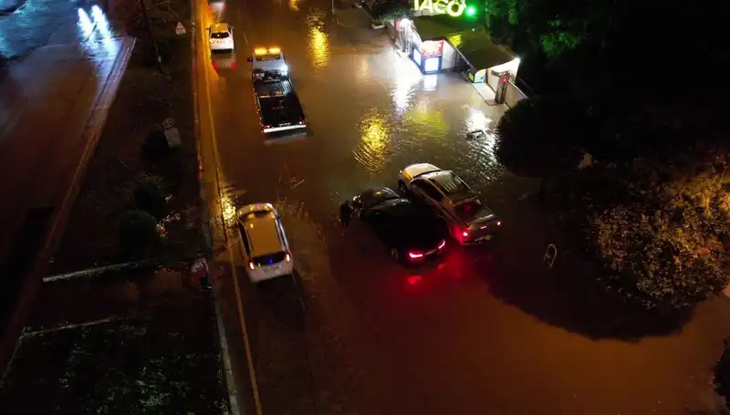 Adana'da Şiddetli Yağış Hayatı Olumsuz Etkiledi: Cadde ve Yollar Sular Altında Kaldı