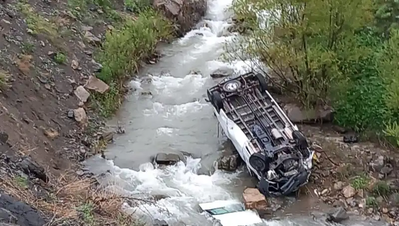 Hakkari'de Minibüs Devrildi: İki Can Kaybı ve Üç Yaralı