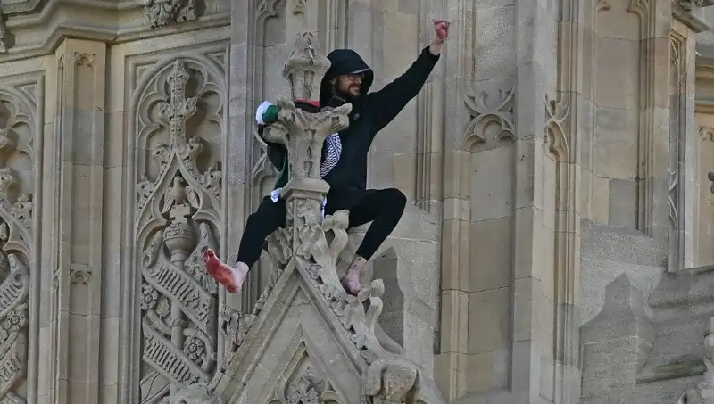 Londra'da Filistin Bayrağıyla Big Ben'e Tırmanan Protestocu Dikkatleri Üzerine Çekti