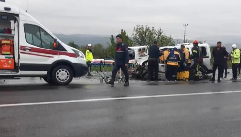 Denizli'de Kafa Kafaya Çarpışan İki Araç, Feci Kazaya Neden Oldu