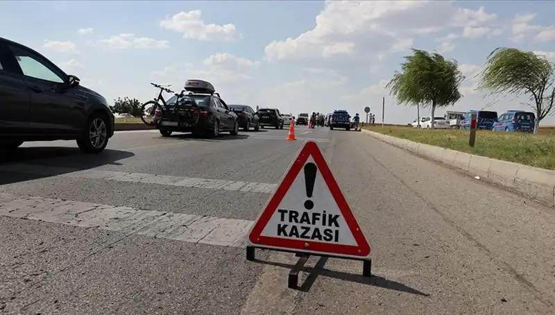 Adana'da Feci Kaza: Kamyon ile Otomobil Çarpıştı, Can Kaybı ve Yaralılar Var
